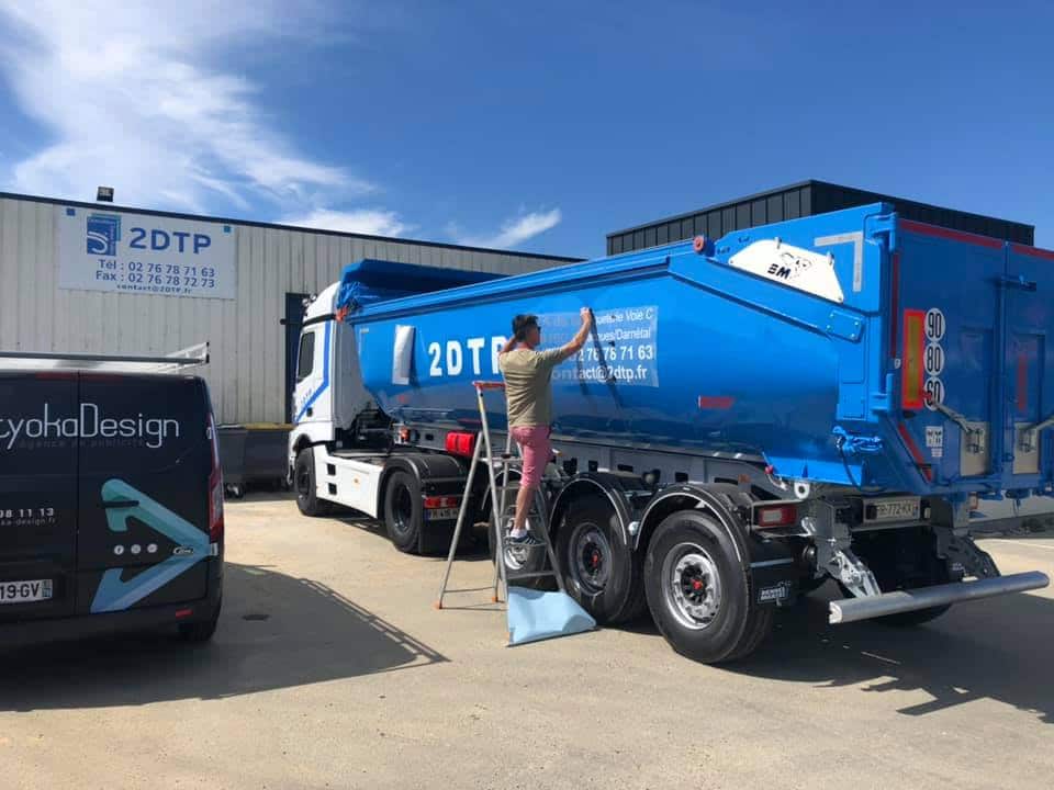 marquage-camion-rouen-marquage-benne-camion-poids-lourd-rouen-sityoka-design marquage-camion-rouen-marquage-benne-camion-poids-lourd-rouen-sityoka-design